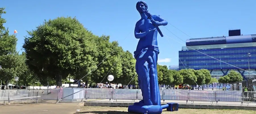 Une sculpture gonflable géante pour la Flamme Olympique